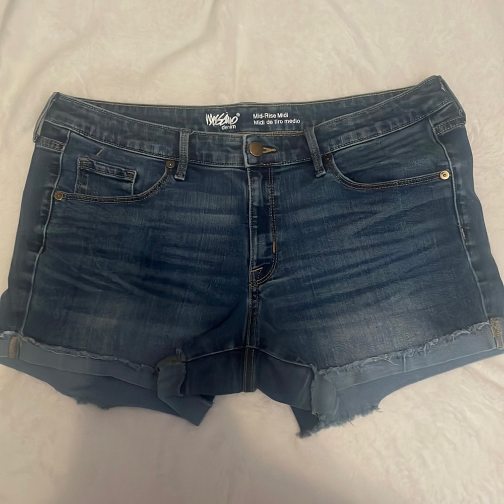 Mossimo jean shorts. Mid-rise midi. Stretchy. Worn twice.